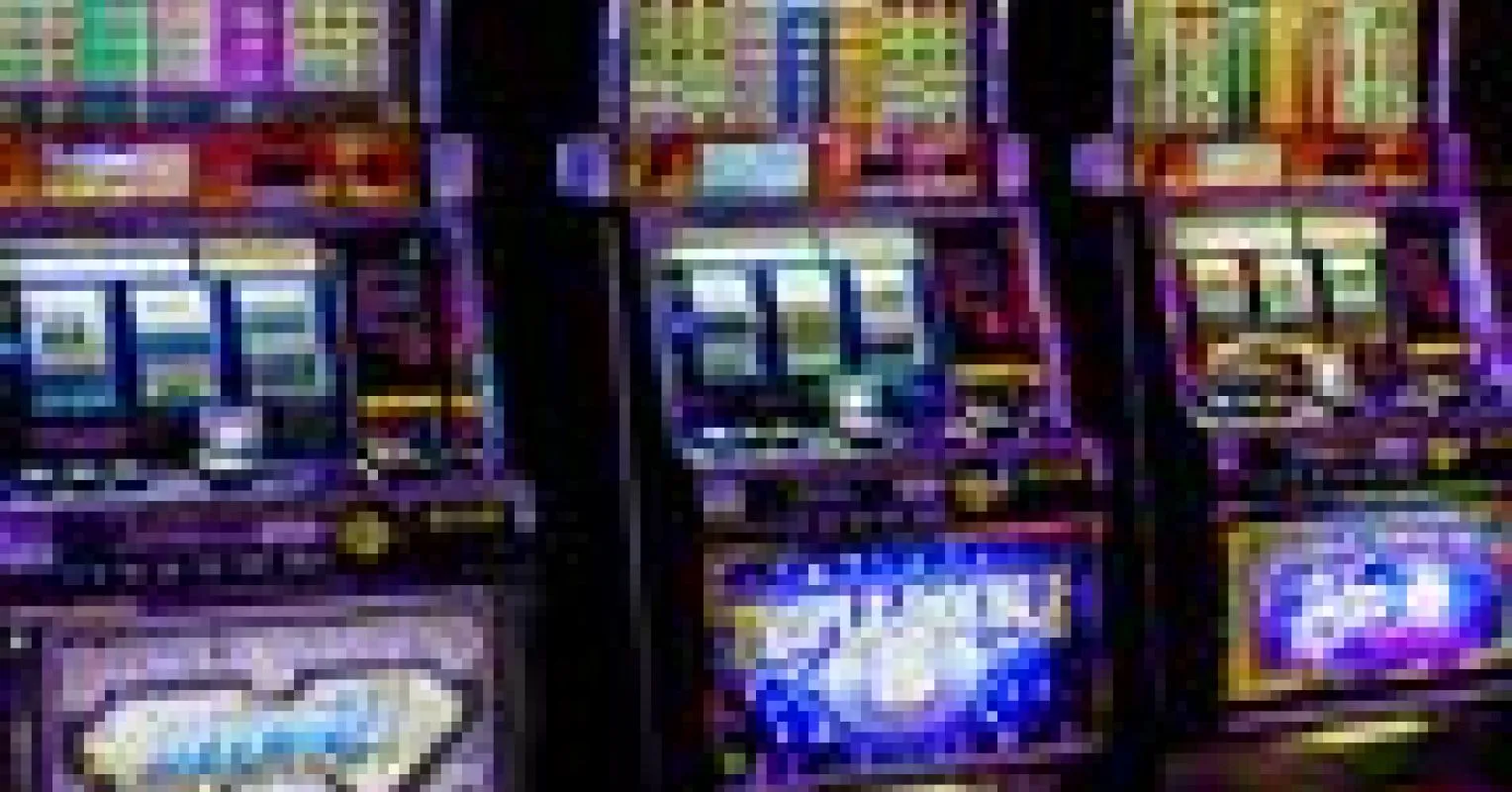 赌场老虎机奖金轮转动中大奖场景。