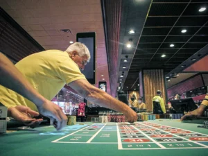 赌场玩法指南：轮盘转动与筹码堆叠的刺激场景。