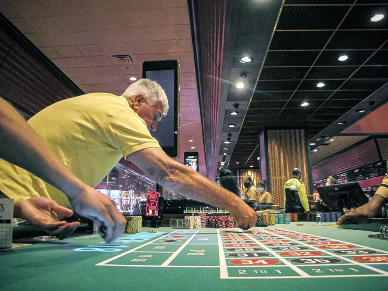 赌场玩法指南：轮盘转动与筹码堆叠的刺激场景。